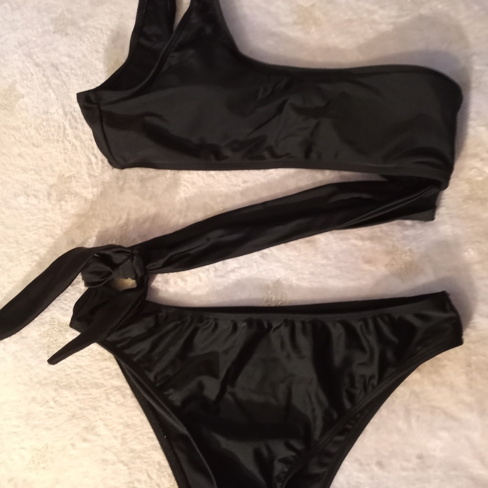 Shien size medium black strap bikini